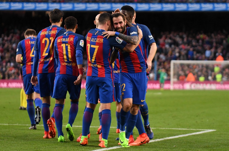 Fotbalisté Barcelony se radují ze vstřelené branky.