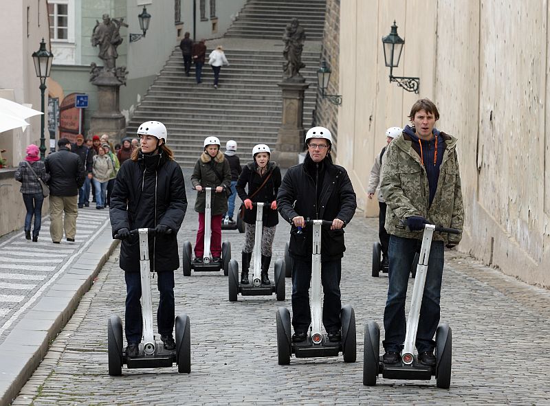Pražský hrad a turisté na segwayi.