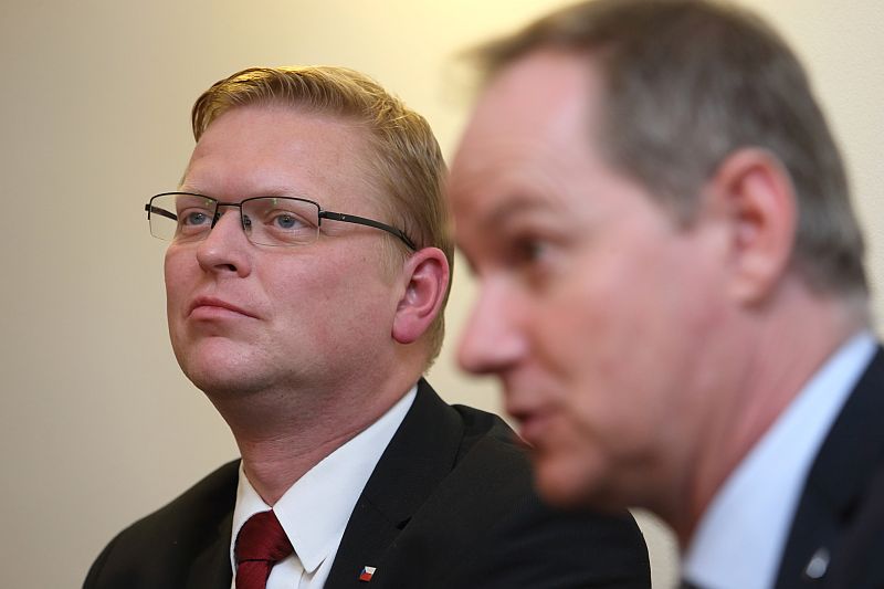 Předseda KDU-ČSL Pavel Bělobrádek (vlevo) a předseda Starostů a nezávislých Petr Gazdík.