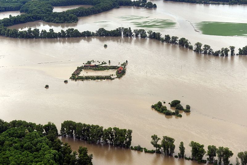 Rozvodněná Vltava na Mělnicku v roce 2013.