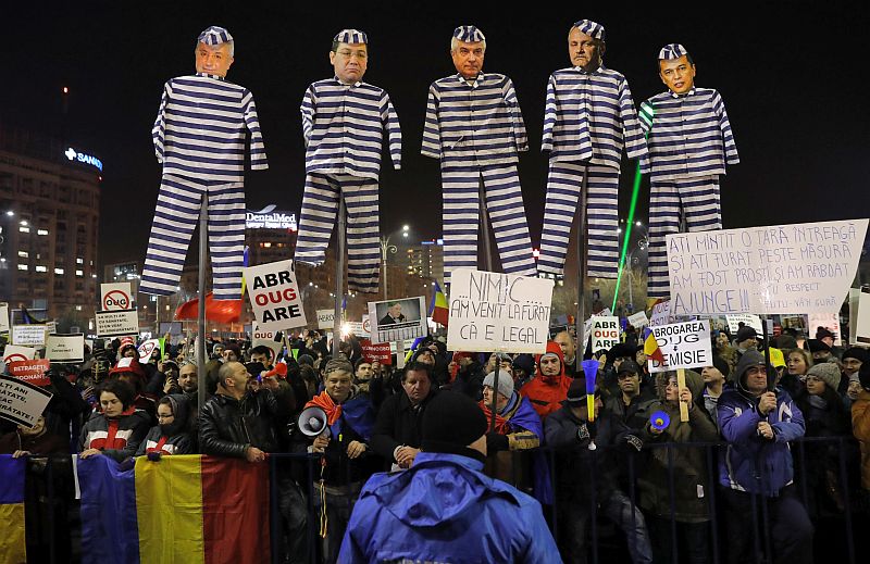 Protesty proti vládnímu spornému korupčnímu nařízení v rumunské Bukurešti.