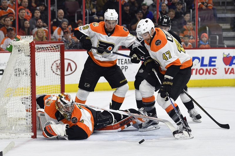 Český hokejový brankář Michal Neuvirth střeží branku Philadelphie Flyers.