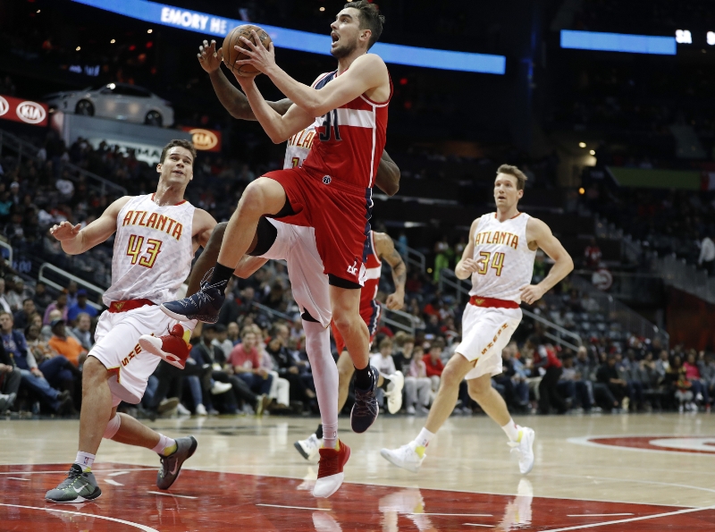 Basketbalista Satoranský v zápase NBA (ilustrační foto).