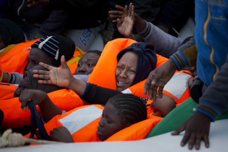 Zhruba patnáct set migrantů zachránila o víkendu italská pobřežní stráž a lodě mise Evropské unie z gumových člunů a vratkých loděk plujících po Středozemním moři (ilustrační foto).