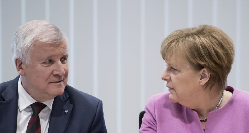 Šéf CSU Horst Seehofer a německá kancléřka a předsedkyně CDU Angela Merkelová.