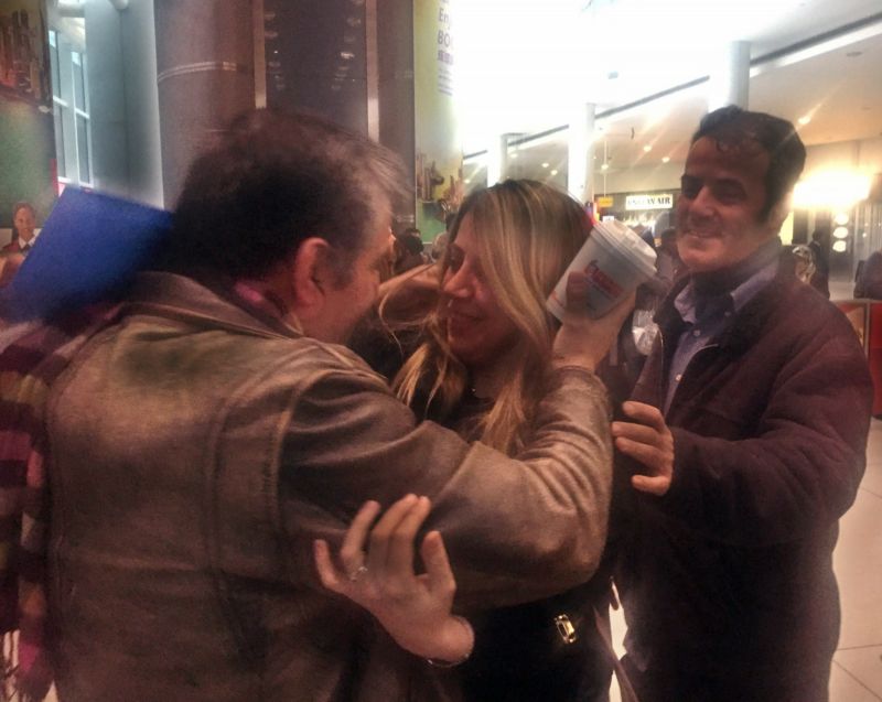 Íránka Faríba Tádžrostamíová se vítá s bratry.
