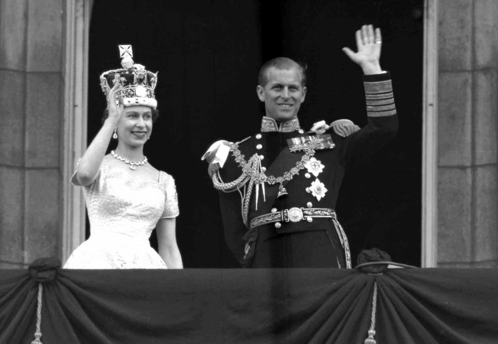 Korunovace Alžběty na britskou královnu. Na fotografii je panovnice se svým manželem princem Philipem na balkoně Buckinghamského paláce.