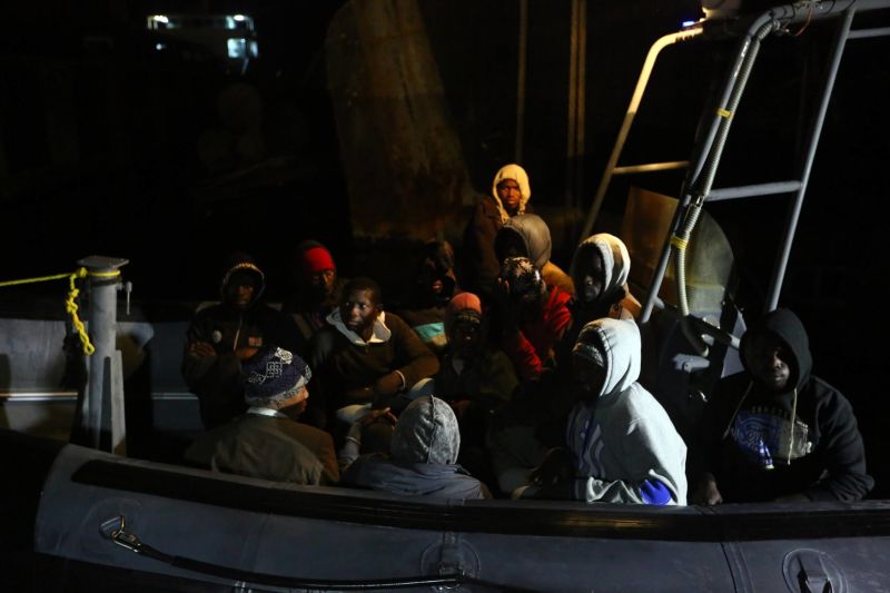 Migranti v pátek vypluli z města Sabráta, které leží asi 70 kilometrů na západ od metropole Tripolisu.