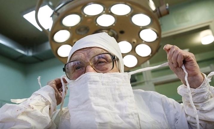 Ruská lékařka oslaví letos v květnu devadesát let, přes to stále operuje.
