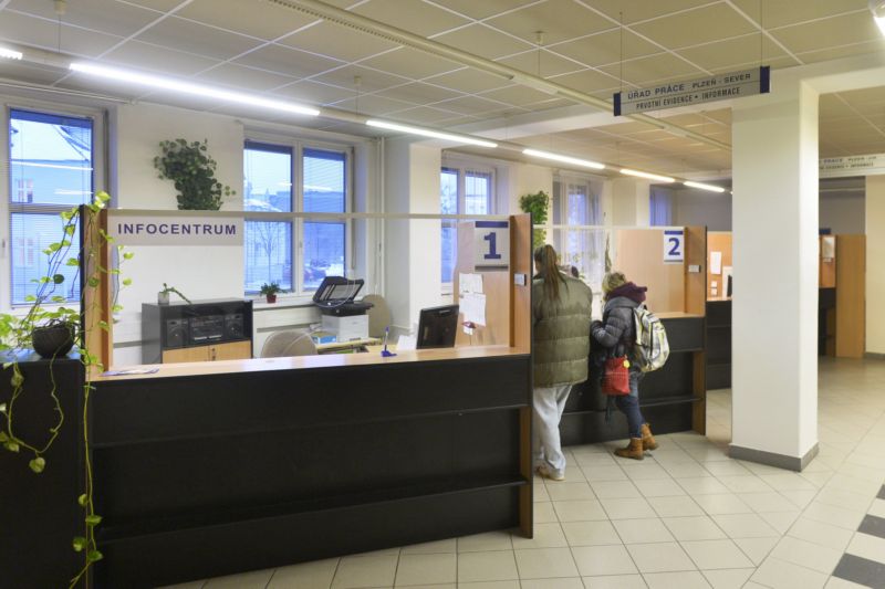 Nezaměstnanost v Česku v lednu vzrostla na 5,3 procenta z prosincových 5,2 procenta. Na snímku je plzeňský Úřad práce ČR.