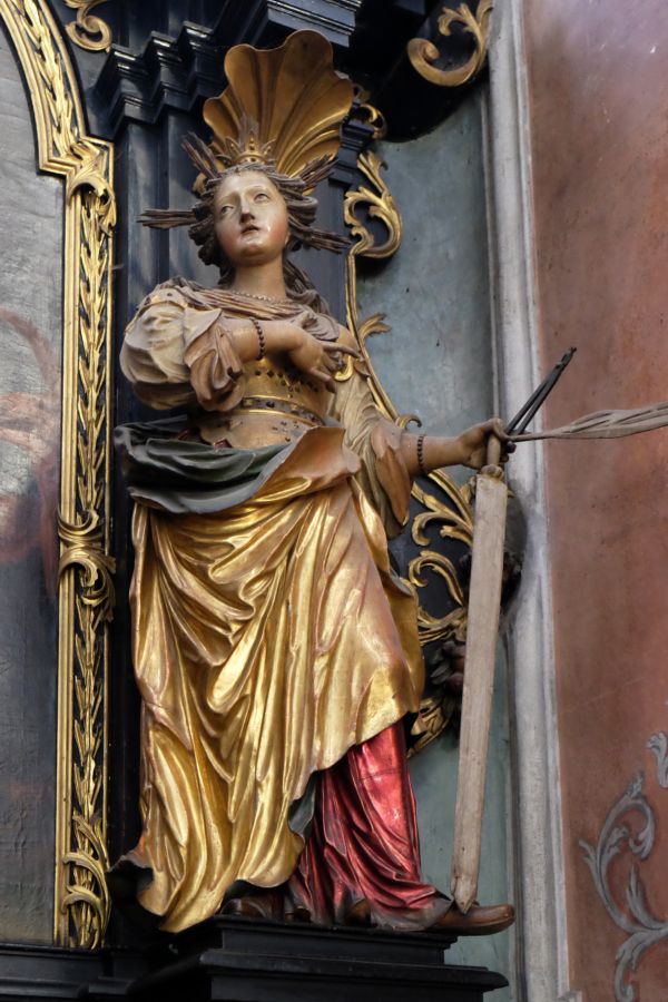 K atributům svaté Apollonie patří kleště, někdy se zubem, které drží v ruce, dále zuby, dláto, nůž, hořící hranice, kniha, palmová ratolest či mučednická koruna. 