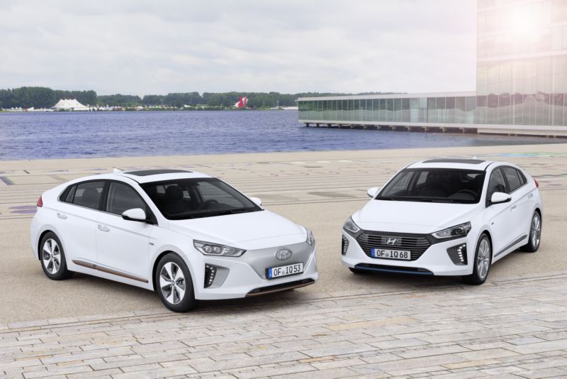 Model Ioniq (vlevo s čistě elektrickým pohonem) sbírá jedno ocenění za druhým.