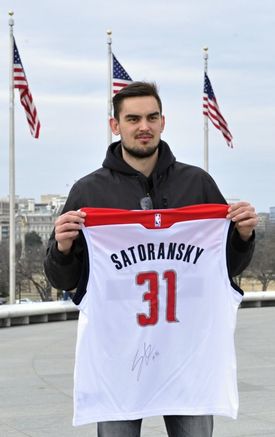 Satoranský pózuje ve Washigntonu s podepsaným dresem svých Wizards.