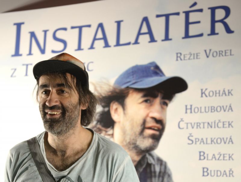 Titulní roli ve snímku Instalatér z Tuchlovic ztvárnil Jakub Kohák.