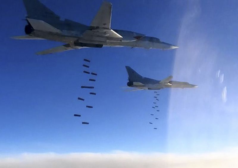 Ruské stíhačky Tu-22M3 bombardují pozice Islámského státu v Sýrii.