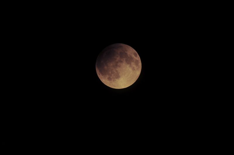 O víkendu bude na obloze k vidění částečné zatmění Měsíce i kometa 45P (ilustrační foto).
