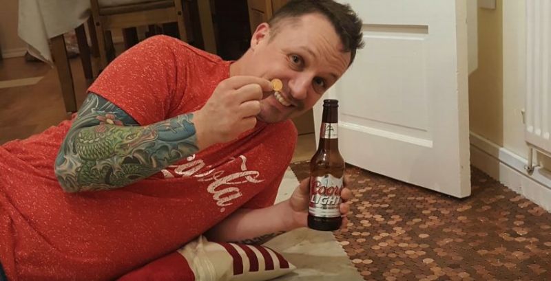 Brit Matt Giles a jeho přítelkyně Amy si vydláždili podlahu v kuchyni pencemi. Brit Matt Giles a jeho přítelkyně Amy si vydláždili podlahu v kuchyni pencemi.