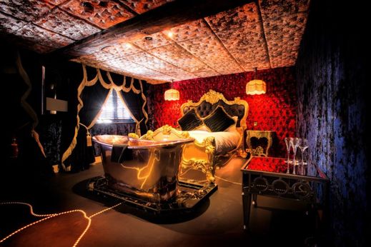 V hotelu Crazy Bear si můžete dopřát relax v kovové vaně.