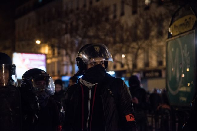 Protesty v okolí Paříže proti policii pokračují.