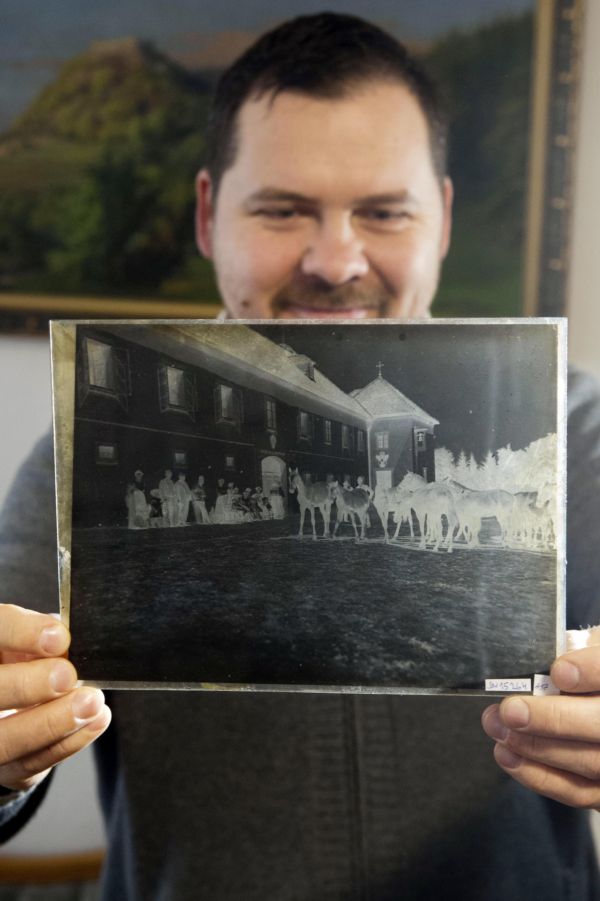 Autorem negativů je průkopník žurnalistické fotogafie a dvorní fotograf Františka Ferdinanda d´Este Rudolf Bruner Dvořák. Autorem negativů je průkopník žurnalistické fotogafie a dvorní fotograf Františka Ferdinanda d´Este Rudolf Bruner Dvořák.
