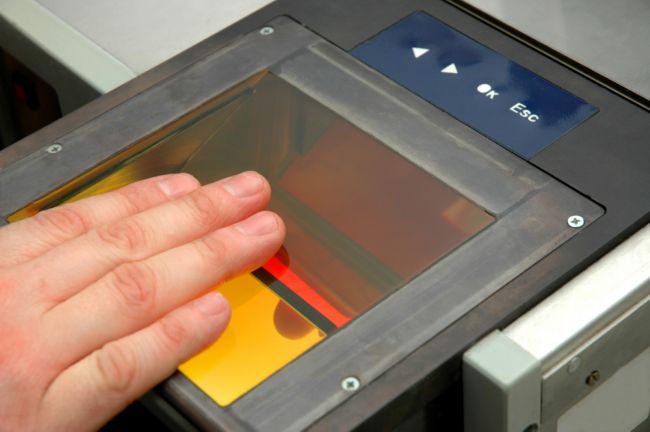 Elektronické snímání otisků prstů.