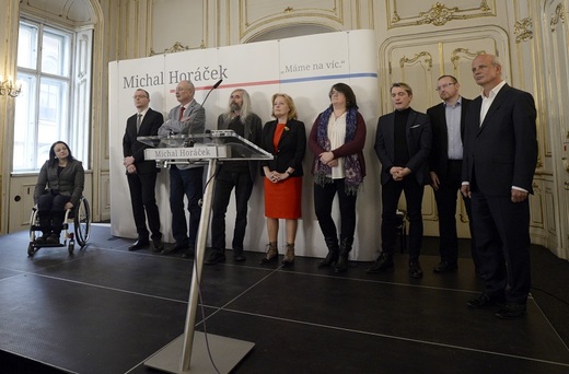 Textař Michal Horáček (vpravo), jenž loni v listopadu oznámil svůj úmysl usilovat o post prezidenta republiky, představil 9. února v Praze poradce, kteří mu budou pomáhat v kampani a v případě volebního úspěchu i na Pražském hradě. Zleva jsou ředitelka České asociace paraplegiků Alena Jančíková, vědecký pracovník Sociologického ústavu Akademie věd Ondřej Císař, právník Karel Eliáš, filozof Miroslav Petříček, slovenská politička a bývalá herečka Magda Vášáryová, ředitelka litoměřického hospice Monika Marková, spisovatel Miloš Urban a podnikatel Michal Bláha.