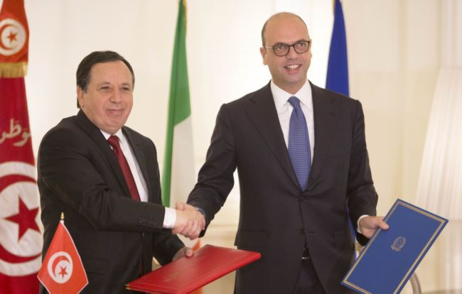 Zleva tuniský ministr zahraničí Khemaies Jhinaoui a italský ministr zahraničí Angelino Alfano.