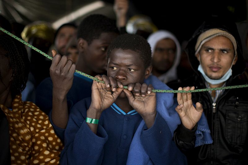 Migranti ze subsaharské Afriky připlouvají do Itálie.