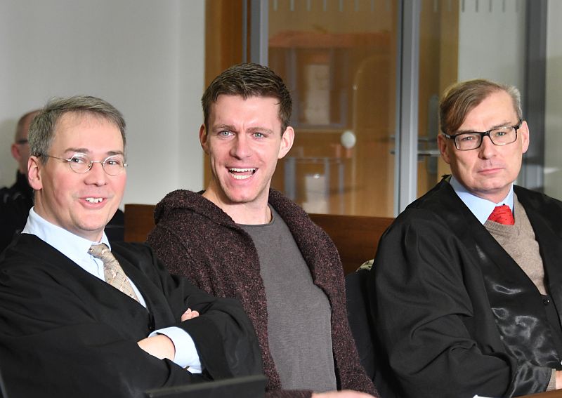 Člen německé krajně pravicové Národnědemokratické strany (NPD) Maik Schneider (uprostřed).