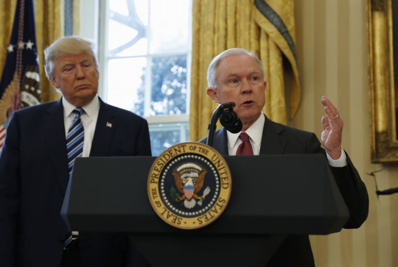 Donald Trump (vlevo) a Jeff Sessions.