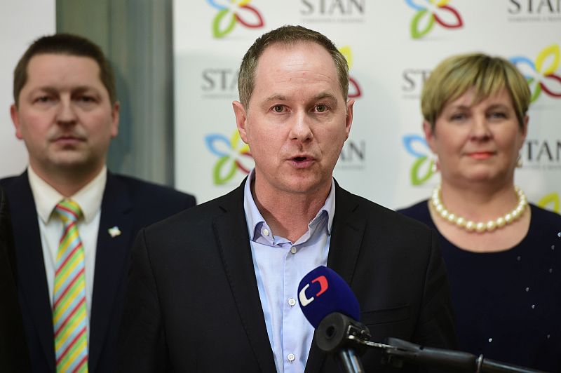 Zleva Radim Sršeň, předseda hnutí Starostové a nezávislí Petr Gazdík a Věra Kovářová.