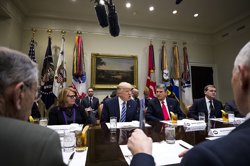 Americký prezident Donald Trump (uprostřed) mluví k senátorům.