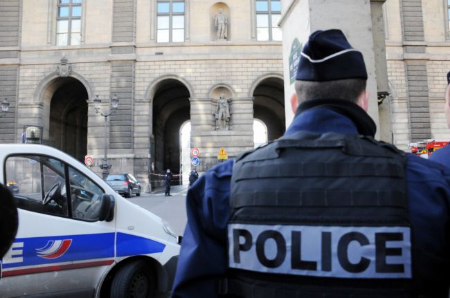 Francouzská policie v Paříži, po útoku v Louvru. 