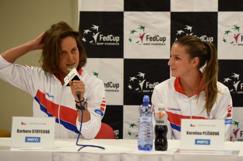Barbora Strýcová s Karolínou Plíškovou.