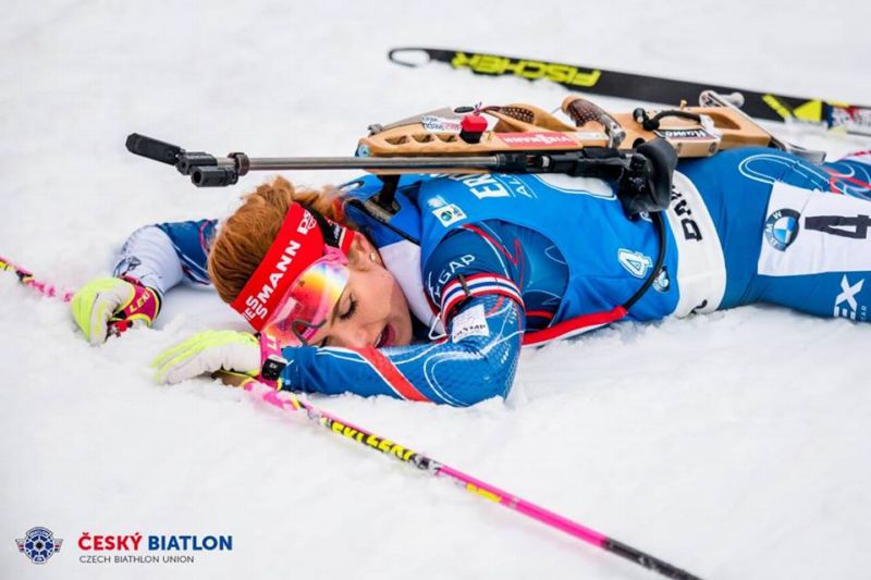 Vyčerpaná Gabriela Koukalová v cíli zlatého závodu.