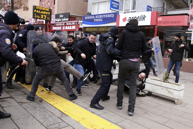 Turecká policie rozehnala demonstraci proti propuštění profesorů. Turecká policie rozehnala demonstraci proti propuštění profesorů.