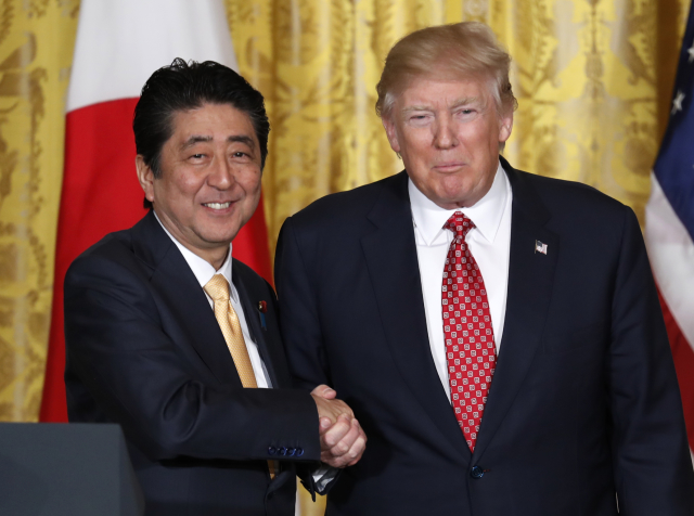 Šinzó Abe a Donald Trump.