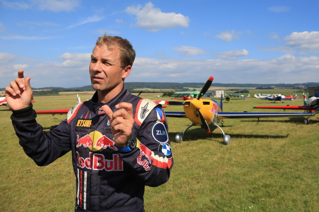 Akrobatický pilot Martin Šonka.