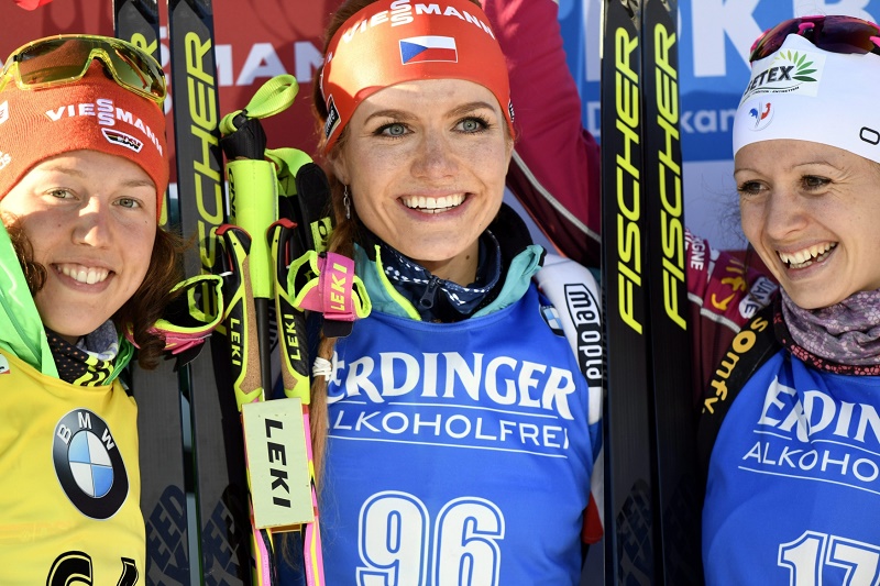 Gabriela Koukalová (uprostřed) září.