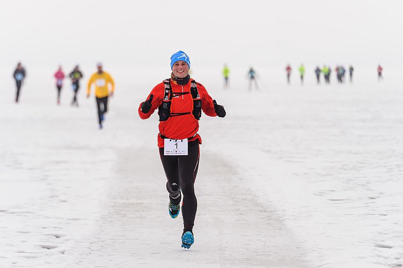 Závod v extrémním maratonu se běžel 11. února po zamrzlé lipenské přehradě. Závod odstartoval pro všechny kategorie současně, na trať se vydali běžci, běžkaři i cyklisté.