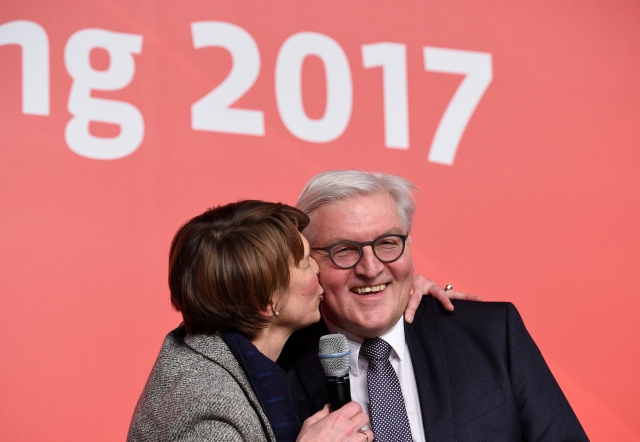 Frank-Walter Steinmeier s manželkou lke Buedenbendeovou.