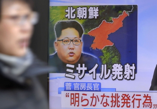 Severokorejský vůdce Kim Čong-un na plakátu v Tokiu.