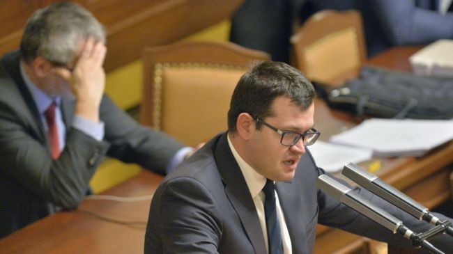 Ministr pro lidská práva Jan Chvojka na schůzi Poslanecké sněmovny.