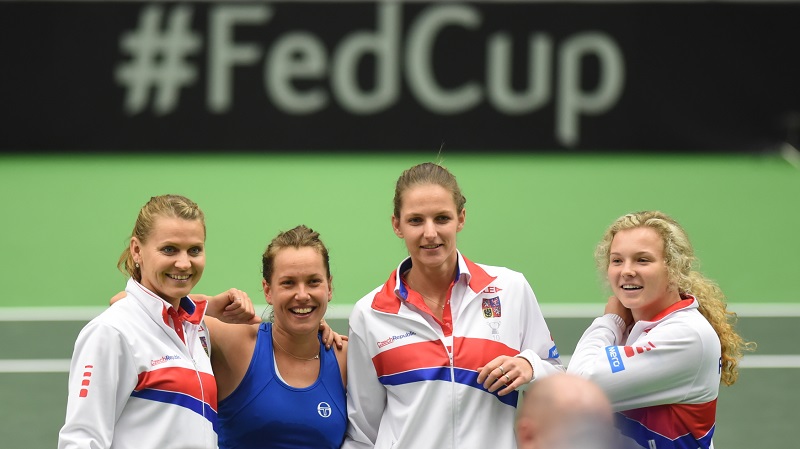 Barbora Strýcová poslala Češky do semifinále.