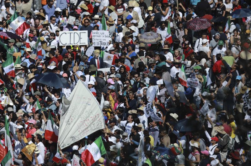 Z demonstrací v Mexiku. Z demonstrací v Mexiku.