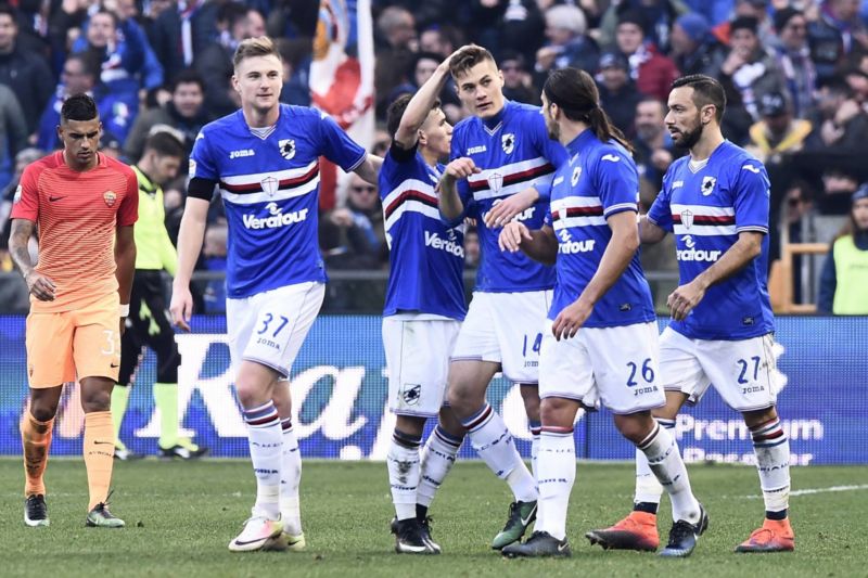 Patrik Schick (číslo 14) uprostřed hloučku svých spoluhráčů slaví jeden ze svých gólů.
