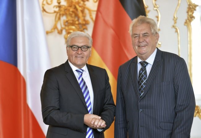 Frank-Walter Steinmeier (vlevo) a Miloš Zeman. Frank-Walter Steinmeier (vlevo) a Miloš Zeman.