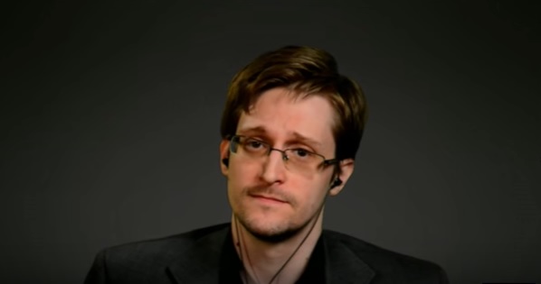 Bývalý spolupracovník amerických tajných služeb Edward Snowden. Bývalý spolupracovník amerických tajných služeb Edward Snowden.