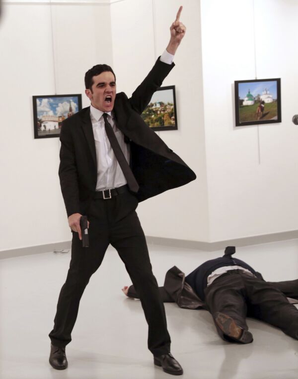 Fotograf agentury AP Burhan Ozbilici zachytil vraždu ruského ambassadora v Ankaře.