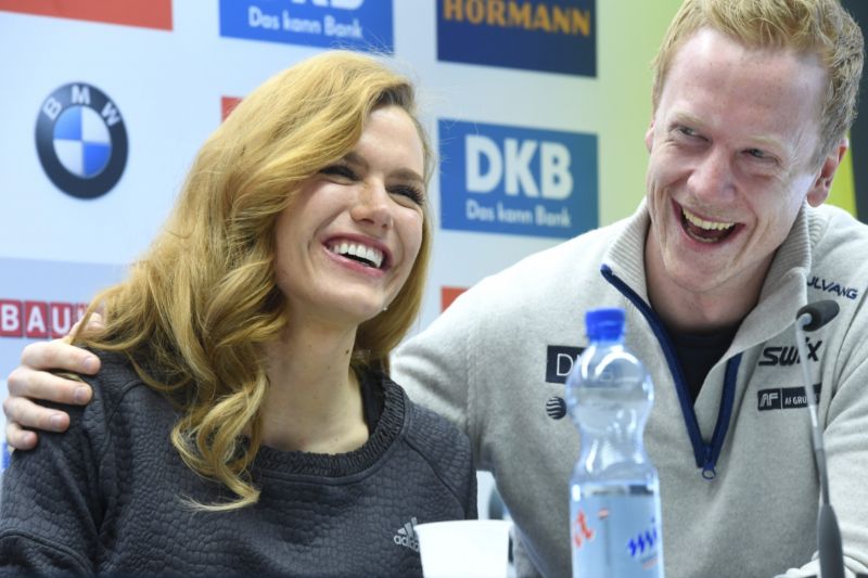 Gabriela Koukalová a Johannes Bö byli na tiskové konferenci v dobré náladě.